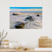 Wellen, die auf Felsen an der Küste abstürzen Poster (Küche)