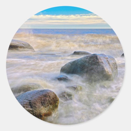 Wellen, die auf Felsen an der Küste abstürzen Runder Aufkleber (Vorderseite)