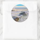 Wellen, die auf Felsen an der Küste abstürzen Runder Aufkleber (Tasche)