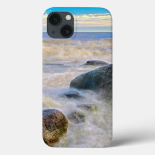 Wellen, die auf Felsen an der Küste stürzen Case-Mate iPhone Hülle