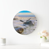 Wellen, die auf Felsen an der Küste stürzen Große Wanduhr (Zuhause)