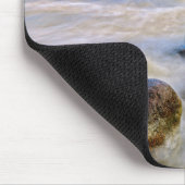 Wellen, die auf Felsen an der Küste stürzen Mousepad (Ecke)