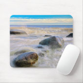 Wellen, die auf Felsen an der Küste stürzen Mousepad (Mit Mouse)