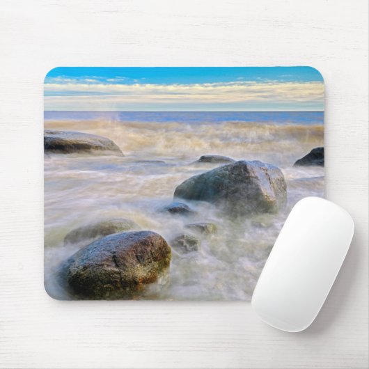 Wellen, die auf Felsen an der Küste stürzen Mousepad (Mit Mouse)