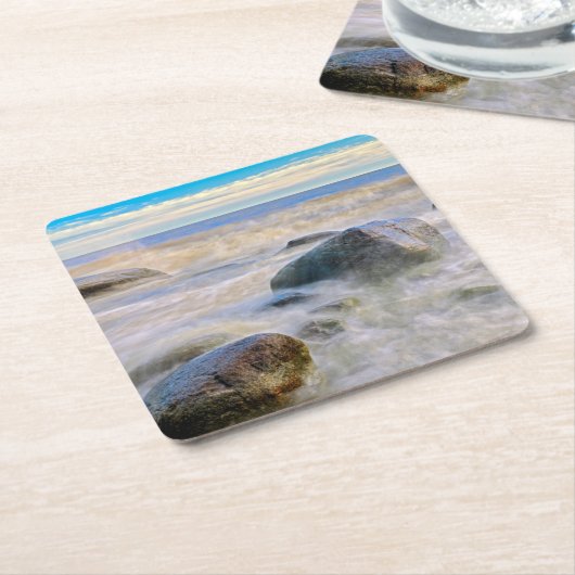 Wellen, die auf Felsen an der Küste stürzen Rechteckiger Pappuntersetzer (angewinkelt)