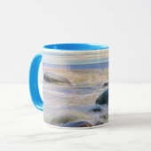 Wellen, die auf Felsen an der Küste stürzen Tasse (Vorderseite Links)