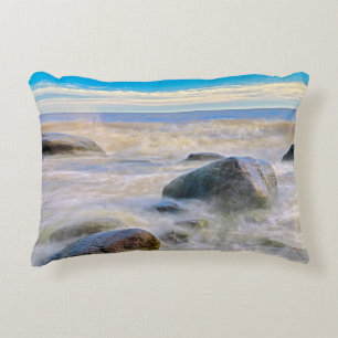 Wellen, die auf Felsen an der Küste stürzen Zierkissen