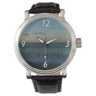 Wellen, die bei Sonnenuntergang auf den Strand tre Armbanduhr