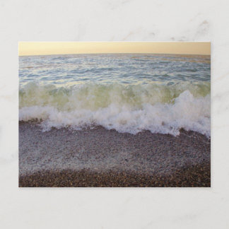 Wellen, die die Strandküste treffen 2 Postkarte