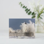 Wellen, die gegen einen Leuchtturm abstürzen Postkarte (Stehend Vorderseite)
