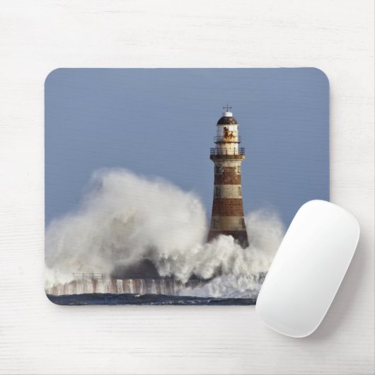 Wellen, die gegen Roker Leuchtturm zusammenstoßen Mousepad (Mit Mouse)