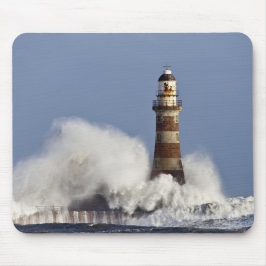 Wellen, die gegen Roker Leuchtturm zusammenstoßen Mousepad (Vorne)
