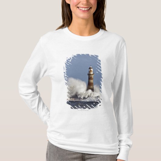 Wellen, die gegen Roker Leuchtturm zusammenstoßen T-Shirt (Vorderseite)