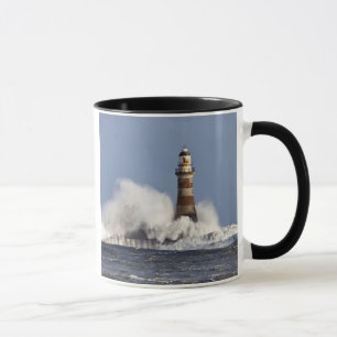 Wellen, die gegen Roker Leuchtturm zusammenstoßen Tasse