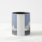Wellen, die gegen Roker Leuchtturm zusammenstoßen Tasse (Zentrum)