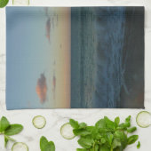 Wellen, die in der Sonnenuntergang-Landschaft abst Handtuch (Gefaltet)