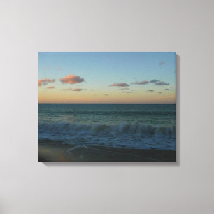 Wellen, die in der Sonnenuntergang-Landschaft abst Leinwanddruck