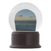 Wellen, die in der Sonnenuntergang-Landschaft abst Schneekugel (Rückseite)