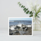 Wellen, die in die Küste abstürzen Postkarte (Stehend Vorderseite)