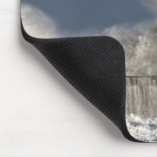 Wellen, die oben gegen einen Leuchtturm Mousepad (Ecke)