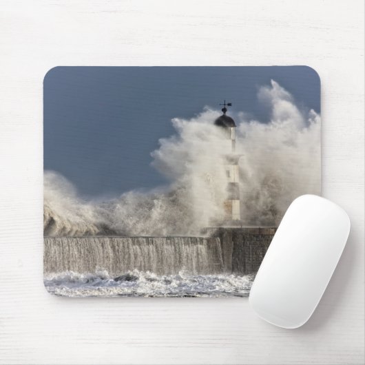 Wellen, die oben gegen einen Leuchtturm Mousepad (Mit Mouse)