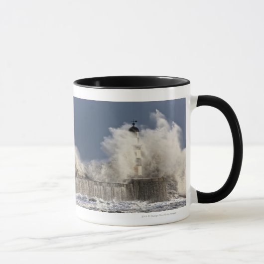 Wellen, die oben gegen einen Leuchtturm Tasse (Rechts)