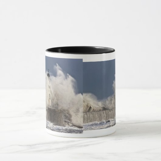 Wellen, die oben gegen einen Leuchtturm Tasse (Zentrum)