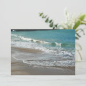 Wellen, die sich am türkisblauen Meer am Strand sa (Stehend Vorderseite)