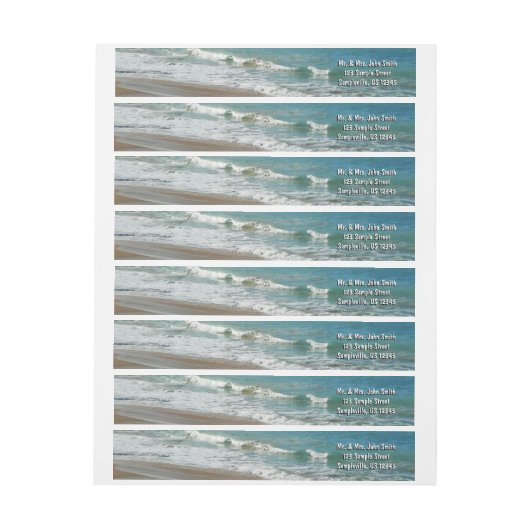 Wellen, die sich am türkisblauen Meer am Strand sa (Bogen)