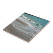 Wellen, die sich am türkisblauen Meer am Strand sa Fliese (Seite)