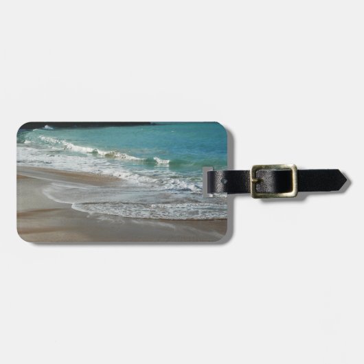 Wellen, die sich am türkisblauen Meer am Strand sa Gepäckanhänger (Vorderseite horizontal)