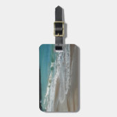 Wellen, die sich am türkisblauen Meer am Strand sa Gepäckanhänger (Vorderseite vertikal)