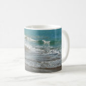 Wellen, die sich am türkisblauen Meer am Strand sa Kaffeetasse (VorderseiteRechts)