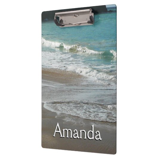 Wellen, die sich am türkisblauen Meer am Strand sa Klemmbrett (Links)