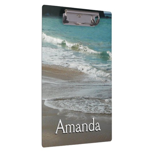 Wellen, die sich am türkisblauen Meer am Strand sa Klemmbrett (Rechts)