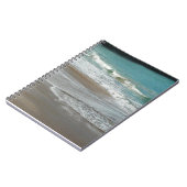 Wellen, die sich am türkisblauen Meer am Strand sa Notizblock (Linke Seite)