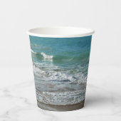 Wellen, die sich am türkisblauen Meer am Strand sa Pappbecher (Rückseite)