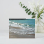 Wellen, die sich am türkisblauen Meer am Strand sa Postkarte (Stehend Vorderseite)