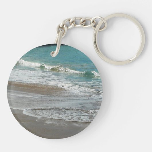 Wellen, die sich am türkisblauen Meer am Strand sa Schlüsselanhänger (Rückseite)