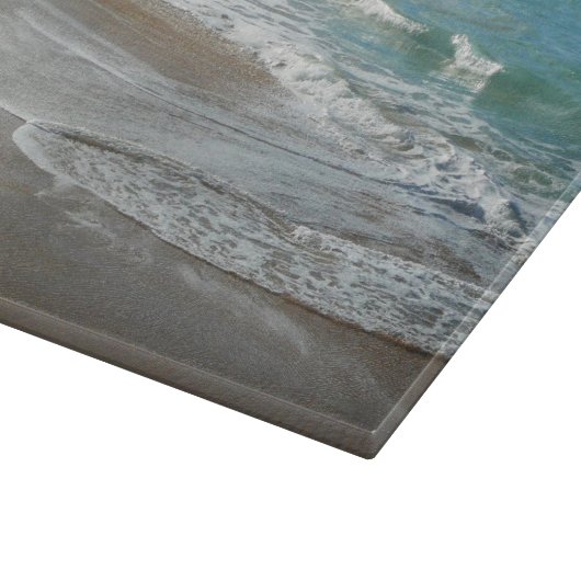 Wellen, die sich am türkisblauen Meer am Strand sa Schneidebrett (Ecke)