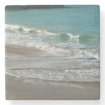 Wellen, die sich am türkisblauen Meer am Strand sa