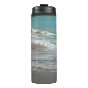 Wellen, die sich am türkisblauen Meer am Strand sa Thermosbecher