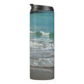 Wellen, die sich am türkisblauen Meer am Strand sa Thermosbecher (Nach rechts gedreht)