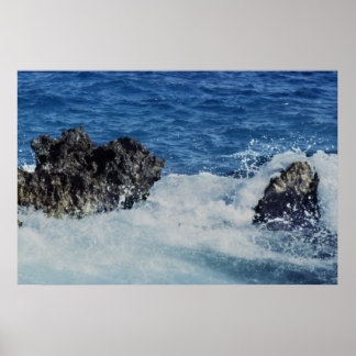 Wellen, die sich auf Korallenfelsen ausbreiten Poster