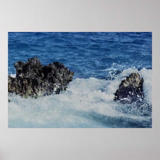 Wellen, die sich auf Korallenfelsen ausbreiten Poster (Vorne)