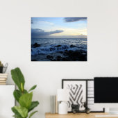 Wellen, die über Lavafelsen rollen Poster (Heimbüro)