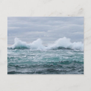 Wellen, die von der Insel Staffa abbrechen Postkarte