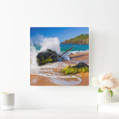 Wellen stürzen am Strand, Hawaii Quadratische Wanduhr (Zuhause)