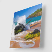 Wellen stürzen am Strand, Hawaii Quadratische Wanduhr (Winkel)