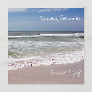 Wellen stürzen auf den sandigen Strand Einladung